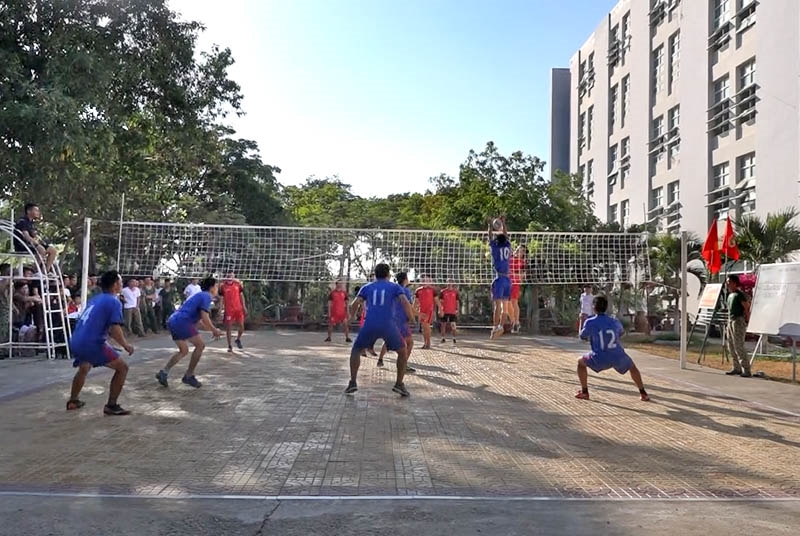 Sau thời gian khổ luyện, các cán bộ, chiến sĩ Lữ đoàn Đặc công nước 5 lại tổ chức các hoạt động thể thao...